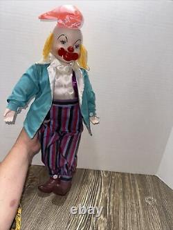 Poupée de clown en porcelaine vintage avec visage, mains, pieds et chaussures en porcelaine vêtue