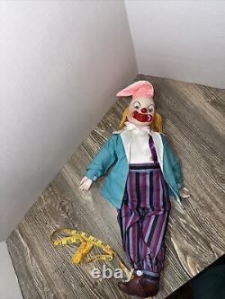 Poupée de clown en porcelaine vintage avec visage, mains, pieds et chaussures en porcelaine vêtue