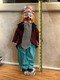 Poupée de clown en porcelaine vintage des années 20 avec visage, mains et pieds en porcelaine et chaussures habillées.
