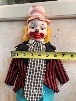 Poupée de clown en porcelaine vintage des années 20 avec visage, mains et pieds en porcelaine et chaussures habillées.