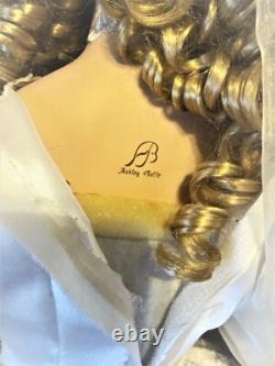 Poupée de collection Ashley Belle Bride rare vintage de 42 pouces de hauteur, superbe pièce
<br/>
