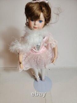 Poupée de collection en porcelaine vintage, ballerine brune, robe rose et boa blanc, 16 ans.