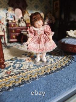 Poupée de maison de poupée signée artisanale vintage 1988