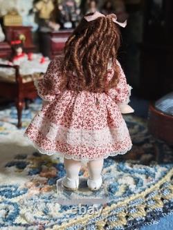 Poupée de maison de poupée signée artisanale vintage 1988