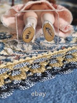 Poupée de maison de poupée signée artisanale vintage 1988