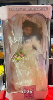 Poupée de mariée afro-américaine en bisque porcelain vintage rare et collectible (scellée)