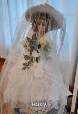 Poupée de mariée édition spéciale Bliss d'hiver de Danbury Mint incluant un bouquet fait main