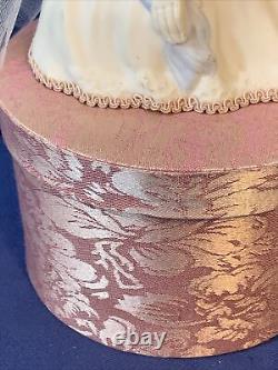 Poupée de mariée en porcelaine vintage sur une boîte à bijoux en tissu 11 x 6