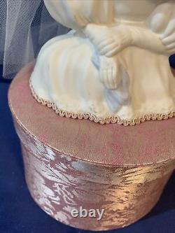 Poupée de mariée en porcelaine vintage sur une boîte à bijoux en tissu 11 x 6
