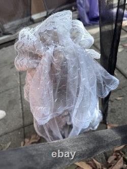 Poupée de mariée hantée en porcelaine Geneviève - Esprit triste - Vintage