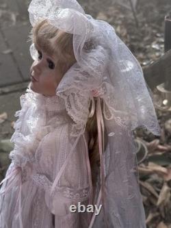 Poupée de mariée hantée en porcelaine Geneviève - Esprit triste - Vintage Poupée de mariée hantée en porcelaine Geneviève - Esprit triste - Vintage