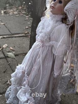 Poupée de mariée hantée en porcelaine Geneviève - Esprit triste - Vintage