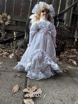 Poupée de mariée hantée en porcelaine Geneviève - Esprit triste - Vintage