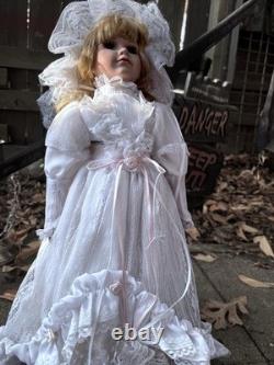 Poupée de mariée hantée en porcelaine Geneviève - Esprit triste - Vintage