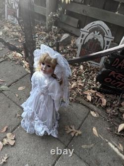 Poupée de mariée hantée en porcelaine Geneviève - Esprit triste - Vintage
