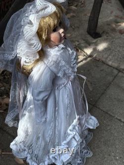 Poupée de mariée hantée en porcelaine Geneviève - Esprit triste - Vintage