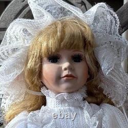 Poupée de mariée hantée en porcelaine Geneviève - Esprit triste - Vintage