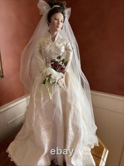 Poupée de mariée vintage de 16 pouces avec des cheveux blonds et des yeux bleus, robe en dentelle et voile