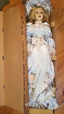 Poupée de porcelaine Ashley Belle (Monica) de collection, de grande taille, de style victorien, dans son emballage d'origine.
