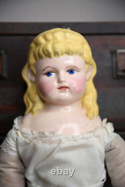 Poupée de porcelaine antique aux cheveux blonds, originaire d'Allemagne, aux yeux bleus