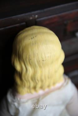 Poupée de porcelaine antique aux cheveux blonds, originaire d'Allemagne, aux yeux bleus