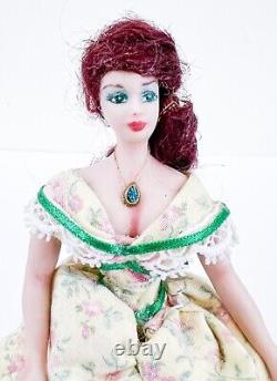 Poupée de porcelaine articulée de style victorien avec robe en dentelle florale miniature pour maison de poupée