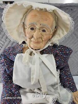 Poupée de porcelaine détaillée vintage de 32 pouces Grand-mère/Vieille dame Folkart rustique des Appalaches