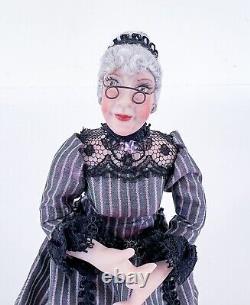Poupée de porcelaine unique en son genre de dame âgée de l'époque victorienne avec robe en dentelle noire et lunettes