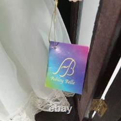 Poupée de porcelaine vintage Ashley Belle collectionnable (Hadley) avec étui en bois. C3