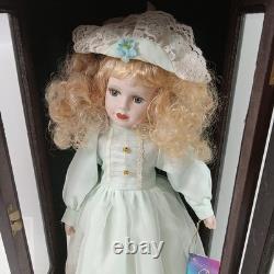 Poupée de porcelaine vintage Ashley Belle collectionnable (Hadley) avec étui en bois. C3