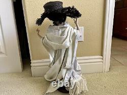 Poupée de porcelaine vintage avec robe et socle 23 pouces