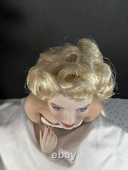 Poupée de portrait en porcelaine de Marilyn Monroe Vintage de Franklin Mint assise sur un banc