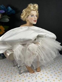 Poupée de portrait en porcelaine de Marilyn Monroe Vintage de Franklin Mint assise sur un banc