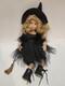 Poup&eacute;e De Sorci&egrave;re Vintage En Porcelaine Aux Cheveux Blonds Boucl&eacute;s, Coiff&eacute;e D&rsquo;un Chapeau De Sorci&egrave;re Noir