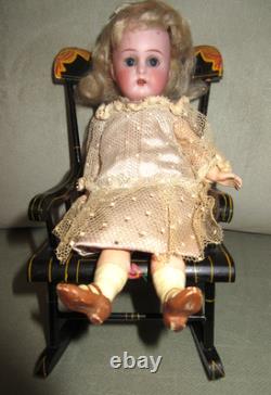 Poupée en biscuit allemande antique 7 Kammer & Reinhardt / Simon & Halbig dans une chaise