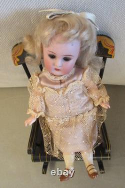 Poupée en biscuit allemande antique 7 Kammer & Reinhardt / Simon & Halbig dans une chaise