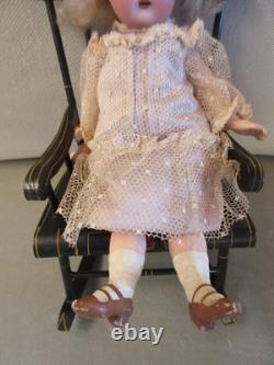 Poupée en biscuit allemande antique 7 Kammer & Reinhardt / Simon & Halbig dans une chaise