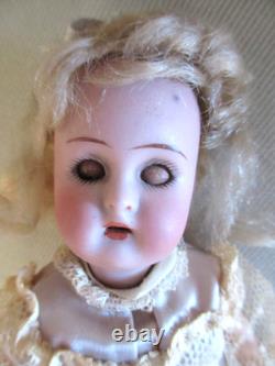 Poupée en biscuit allemande antique 7 Kammer & Reinhardt / Simon & Halbig dans une chaise