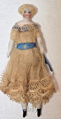 Poupée en bisque miniature exceptionnelle de l'époque de la guerre de Sécession dans ses vêtements d'origine 4 pouces
