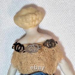 Poupée en bisque miniature exceptionnelle de l'époque de la guerre de Sécession dans ses vêtements d'origine 4 pouces