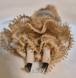 Poupée en bisque miniature exceptionnelle de l'époque de la guerre de Sécession dans ses vêtements d'origine 4 pouces