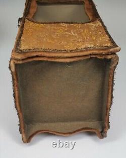 Poupée en bois en porcelaine française ancienne dans une chaise de sedan recouverte de brocart et de velours
