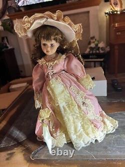 Poupée en porcelaine, 16, Robe blanche, Chapeau, Parapluie, Vintage