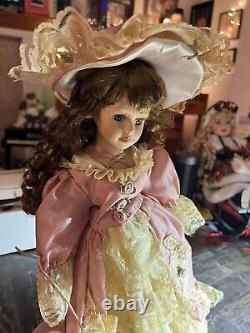 Poupée en porcelaine, 16, Robe blanche, Chapeau, Parapluie, Vintage