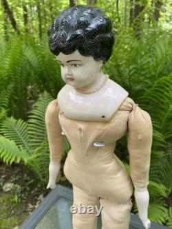 Poupée en porcelaine 21 têtes épaules en fine china bras et jambes cheveux noirs allemands