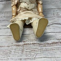 Poupée en porcelaine ANTIQUE ou REPRODUCTION avec vêtements usagés