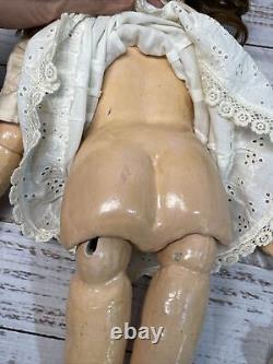 Poupée en porcelaine ANTIQUE ou REPRODUCTION avec vêtements usagés