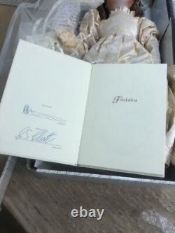 Poupée en porcelaine Freckalina Vintage 1988 Mariée écossaise avec livre signé par Arti