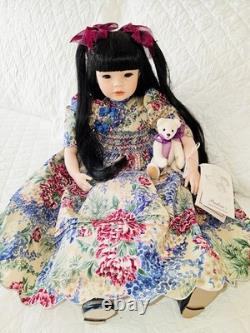 Poupée en porcelaine Joanna édition limitée Pauline avec accessoire ours en peluche (sans certificat d’authenticité)