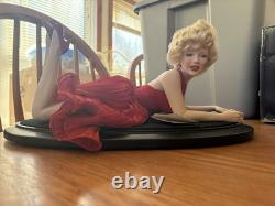 Poupée en porcelaine Marilyn Monroe en robe rouge de Franklin Mint sur support en bois